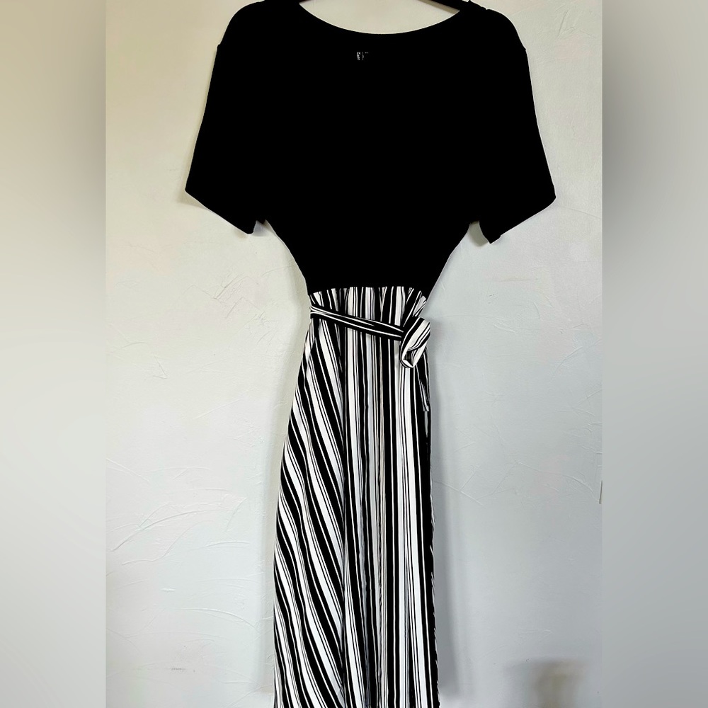 Short Sleeve Black and White Dress